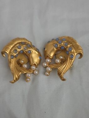 VINTAGE Elizabeth Taylor Avon Sea Fish Pearl Clip-On Earrings W/ Blue Cabochons